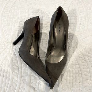 Nine West, size 8, gray suede pumps